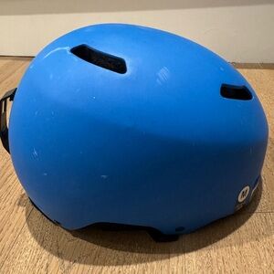 Giro boys ski helmet size medium in good conditions. Color blue